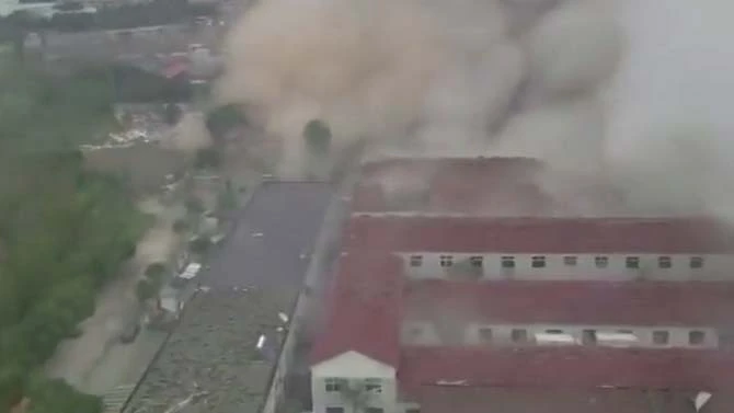 Hình ảnh vụ nổ nhà máy ở TP Ninh Ba, tỉnh Chiết Giang, Trung Quốc, cắt từ một video trên mạng Weibo
