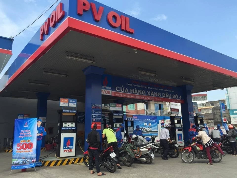 Giảm giá xăng, dầu tại cửa hàng của PV OIL