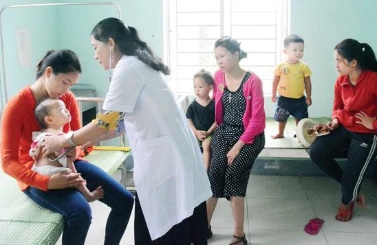 Trẻ em được khám sức khỏe tại thị trấn Trà Xuân