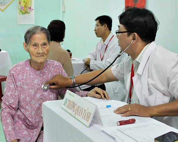 Người lớn tuổi cần khám sức khỏe thường xuyên để sớm phát hiện bệnh nếu có