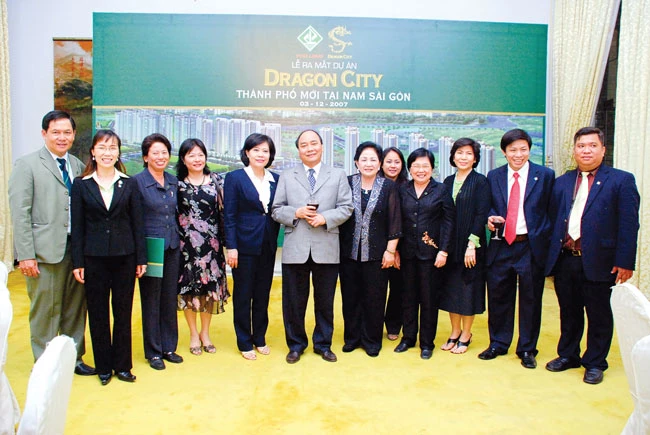 Lãnh đạo Trung ương và TP cùng ban lãnh đạo Công ty Phú Long chụp ảnh lưu niệm nhân sự kiện công bố khu đô thị Dragon City vào năm 2007.