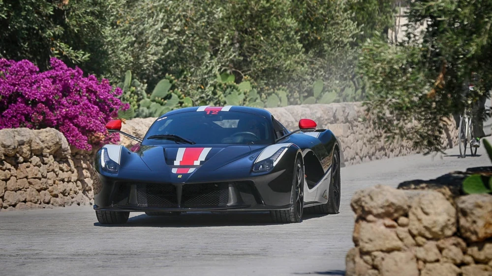 Hội ngộ hơn 100 chiếc Ferrari tại Italy