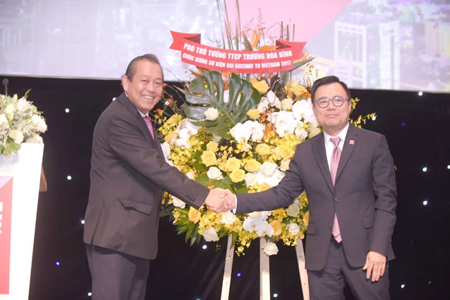 Phó Thủ tướng Thường trực Trương Hòa Bình tặng hoa cho ông Nguyễn Duy Hưng, Chủ tịch HĐQT CTCK Sài Gòn SSI, tại Hội nghị Gateway to Vietnam.