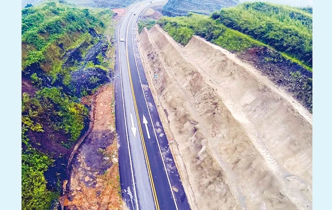 Cao tốc Hà Nội-Lào Cai, đoạn tuyến qua địa phận xã Gia Phú, huyện Bảo Thắng, Lào Cai với địa hình rất hiểm trở khi phải xẻ núi.