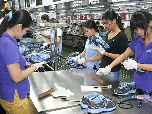 Nỗi lo công xưởng giày dép thế giới