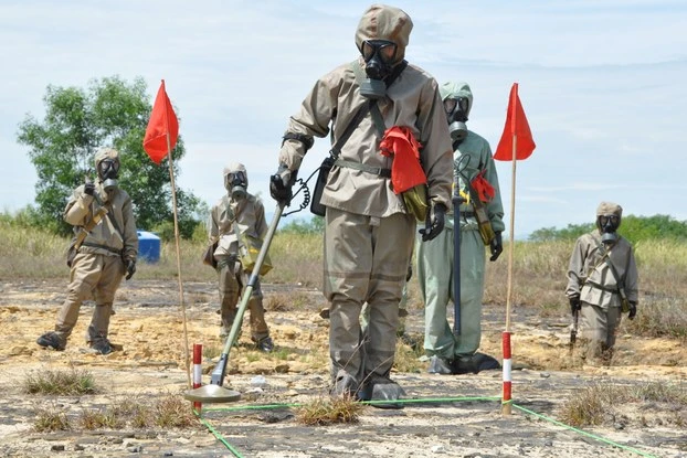 Các chuyên gia rà phá bom mìn và xử lý ô nhiễm tại sân bay Đà Nẵng. 