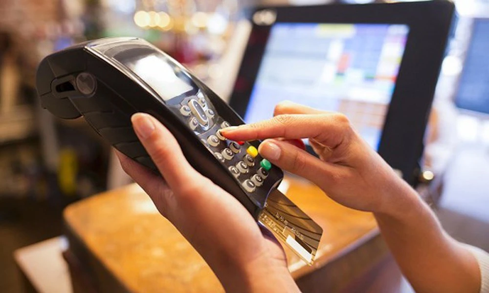 “Cào” sạch tiền từ thẻ tín dụng?