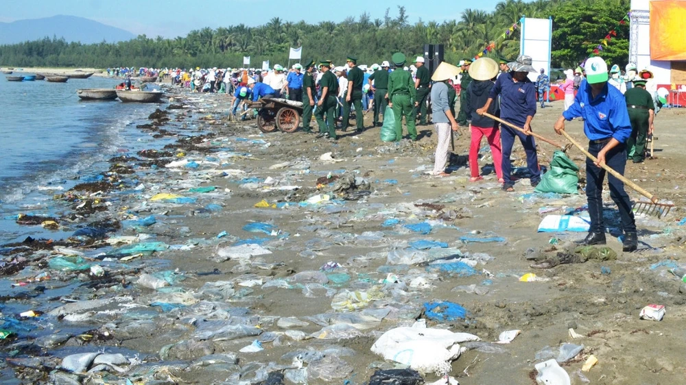 Rác thải nhựa trên biển ngày càng gia tăng, gây hại cho môi trường biển. Ảnh: MH