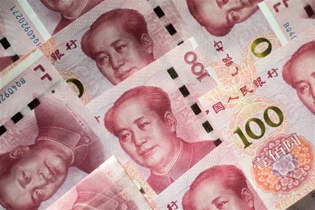Đồng tiền mệnh giá 100 nhân dân tệ tại Bắc Kinh, Trung Quốc. (Nguồn: AFP/TTXVN)