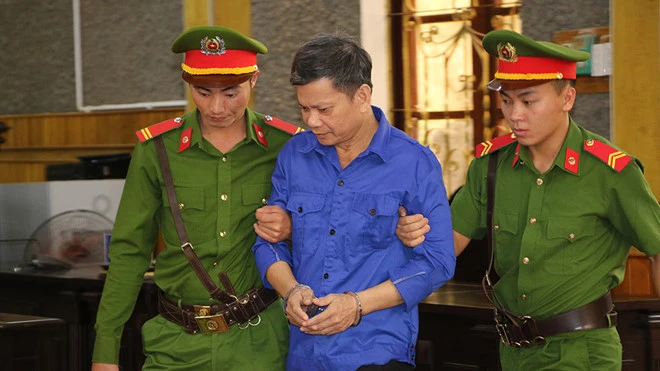 Bị cáo Lò Huynh bị dẫn giải vào tòa