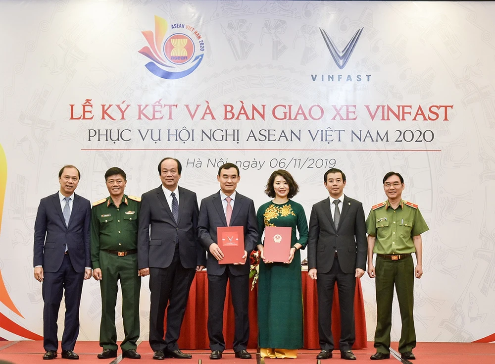 VinFast sẽ lần lượt bàn giao 393 xe ôtô từ nay đến tháng 9/2020 cho Tiểu ban Vật chất-Hậu cần, Ủy ban Quốc gia ASEAN 2020 sử dụng để đưa đón đại biểu trong thời gian đến Việt Nam tham dự Hội nghị. (Nguồn: Vinfast)