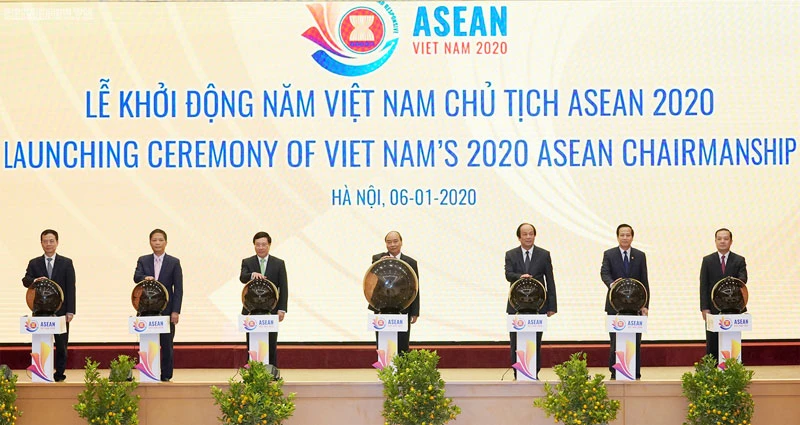 Thủ tướng Nguyễn Xuân Phúc; Phó Thủ tướng Phạm Bình Minh và lãnh đạo một số bộ, ngành bấm nút khai trương website ASEAN 2020. Ảnh: VGP