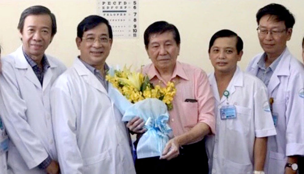 Bác sĩ Nguyễn Thanh Phong (thứ 2 từ phải sang) cùng bệnh nhân nhiễm Covid-19 xuất viện.