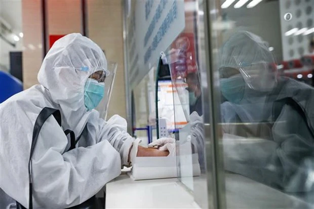 Một bệnh nhân được lấy máu để xét nghiệm tại bệnh viện ở Vũ Hán, Trung Quốc ngày 16/3/2020. (Ảnh: THX/TTXVN)