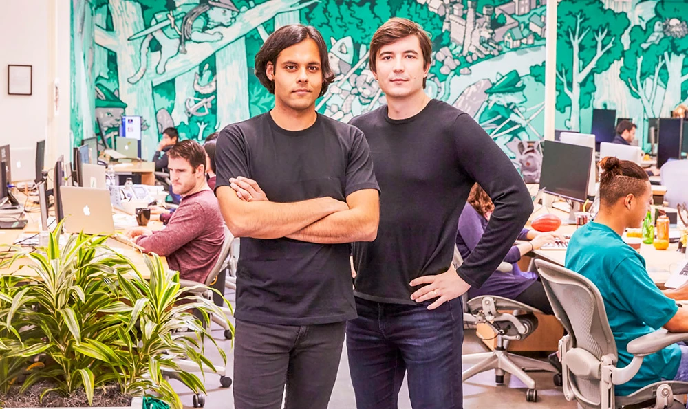 Baiju Bhatt (trái) và Vlad Tenev - hai nhà sáng lập công ty môi giới chứng khoán trực tuyến Robinhood Markets.