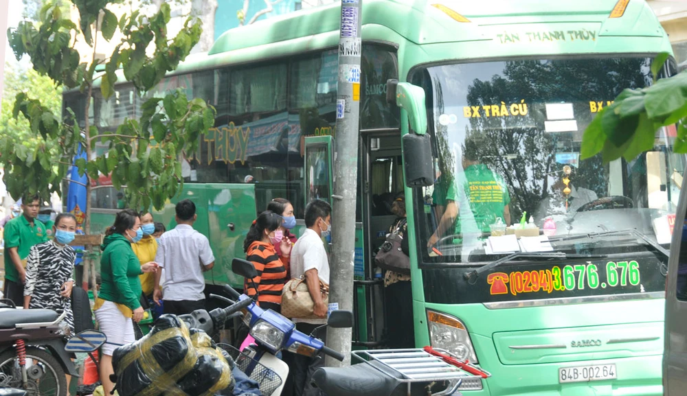 Xe đón khách trên đường Trần Phú, quận 5 Ảnh: CAO THĂNG