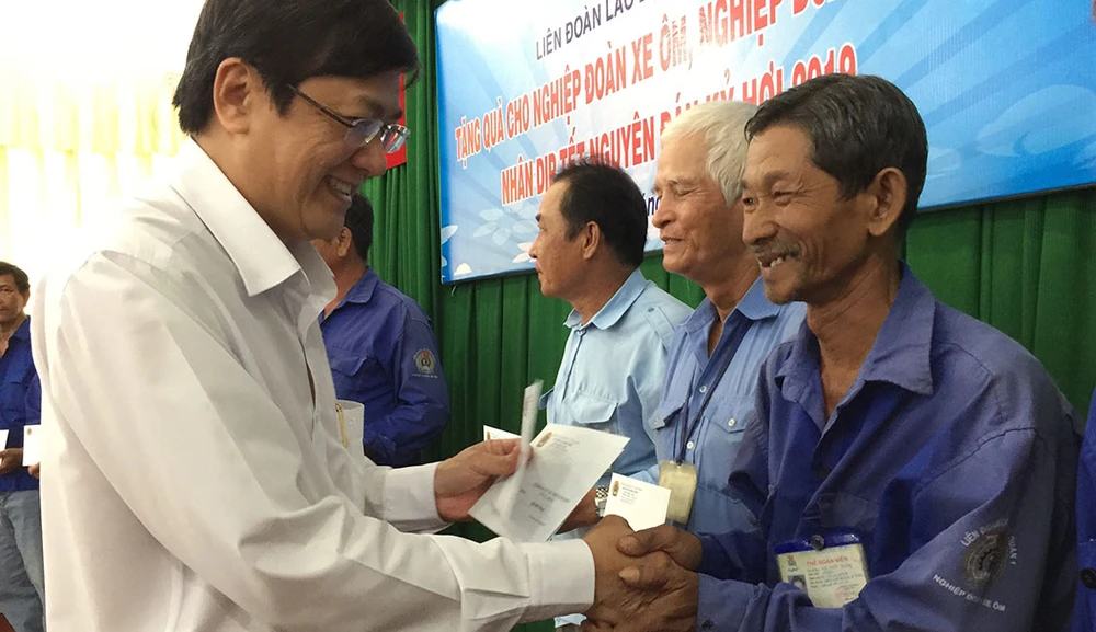 Tham gia nghiệp đoàn, các bác tài xe ôm trên địa bàn quận 1 nhận được sự chăm lo, hỗ trợ thiết thực Ảnh: Thái Phương