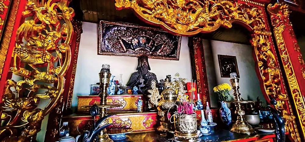 Tượng thờ Lễ Thành Hầu Nguyễn Hữu Cảnh, cùng bảo kiếm trong đền thờ tại xã Vạn Ninh.