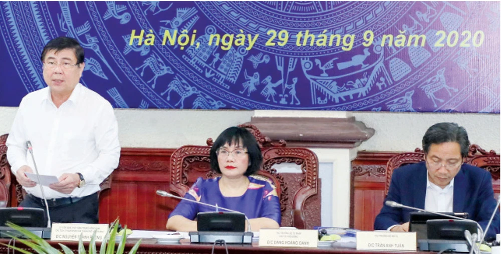 Chủ tịch UBND TPHCM Nguyễn Thành Phong phát biểu tại hội nghị. Ảnh: QUANG PHÚC