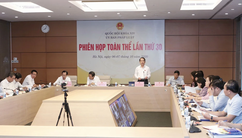 Chủ nhiệm Ủy ban Pháp luật của Quốc hội Hoàng Thanh Tùng phát biểu tại phiên họp. Ảnh: TTXVN