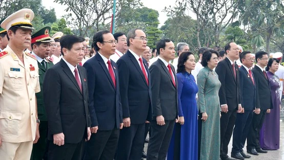  Đoàn đại biểu dự Đại hội đại biểu Đảng bộ TPHCM lần thứ XI dâng hương các Anh hùng Liệt sĩ, tưởng nhớ Chủ tịch Hồ Chí Minh. Ảnh: HOÀNG HÙNG
