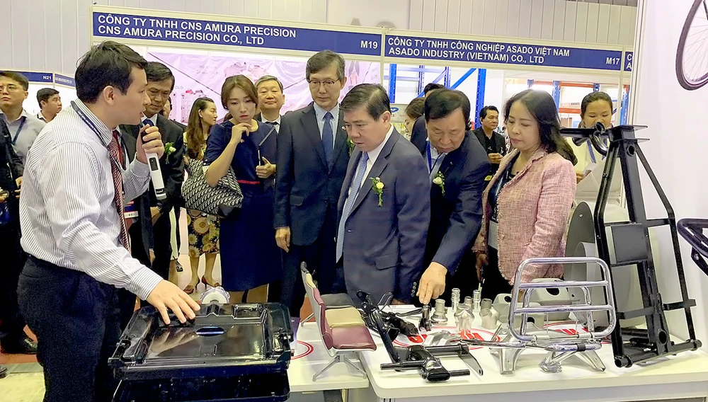 Chủ tịch UBND TPHCM Nguyễn Thành Phong tìm hiểu khả năng kết nối sản phẩm công nghiệp hỗ trợ tại Hội chợ công nghiệp hỗ trợ Việt Nam cuối năm 2019.