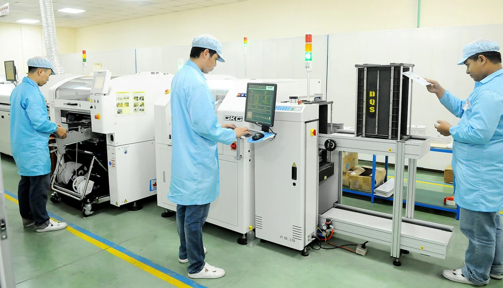 Sản xuất linh kiện điện tử tại Công ty CP Bóng đèn Điện Quang. Ảnh: CAO THĂNG