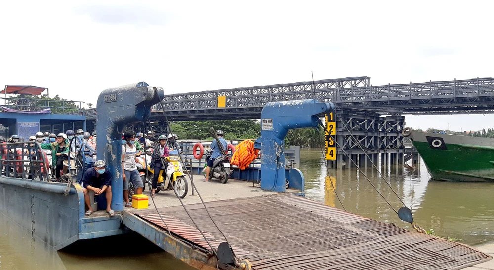 Cầu sắt An Phú Đông đang được thi công gấp rút để đưa vào hoạt động thay phà.
