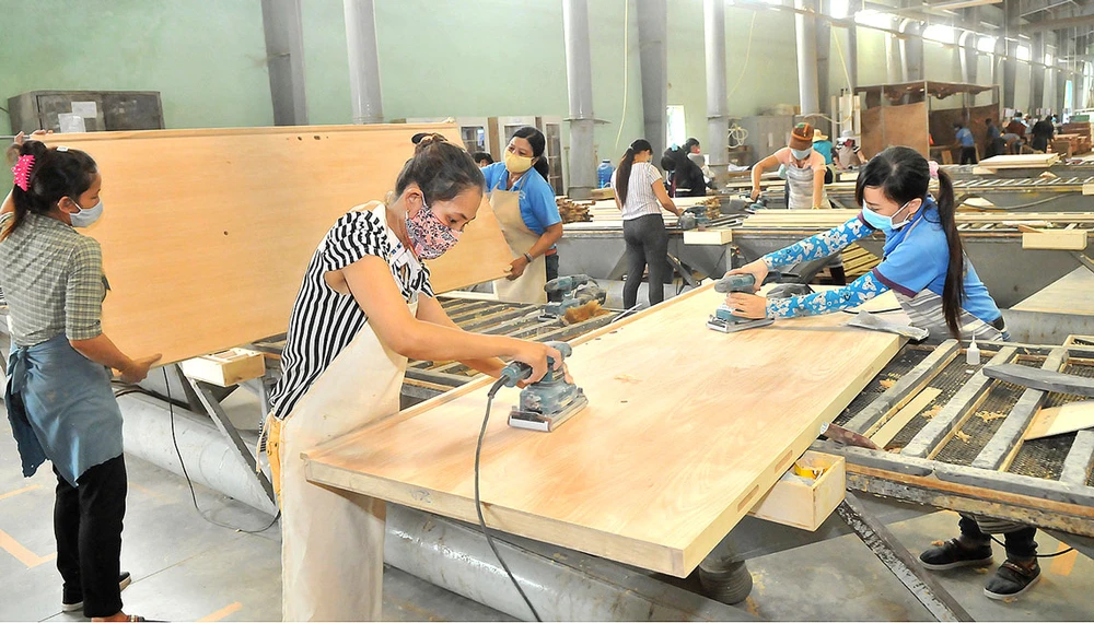 Sản xuất đồ gỗ xuất khẩu tại Công ty cổ phần Trường Thành Ảnh: CAO THĂNG
