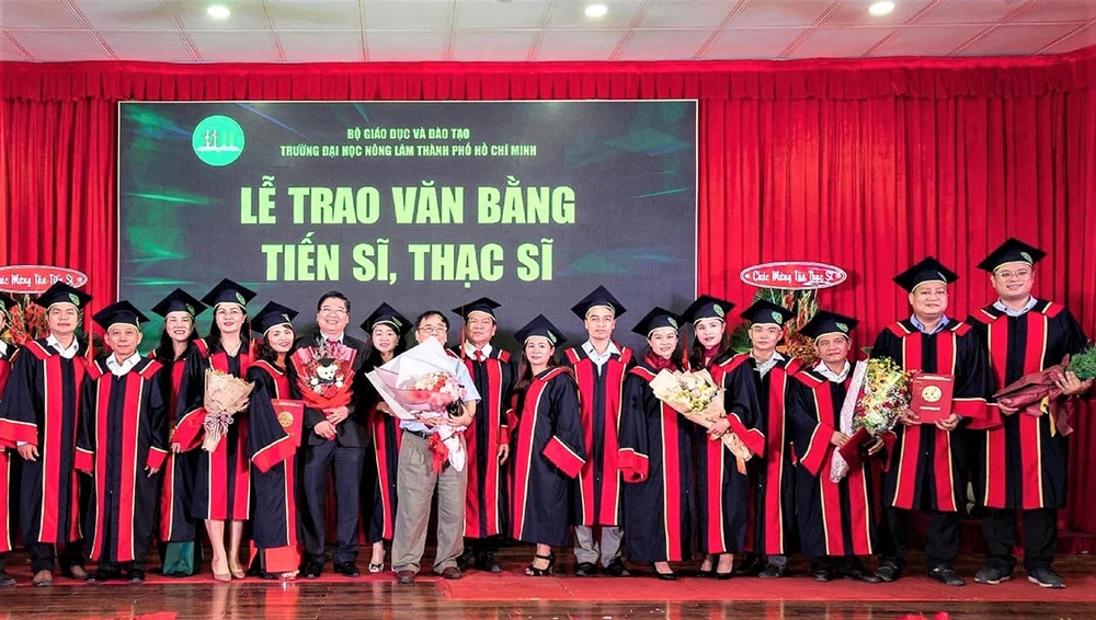 Tân thạc sĩ và tiến sĩ nhận bằng tốt nghiệp Trường ĐH Nông Lâm TPHCM ngày 31-10.