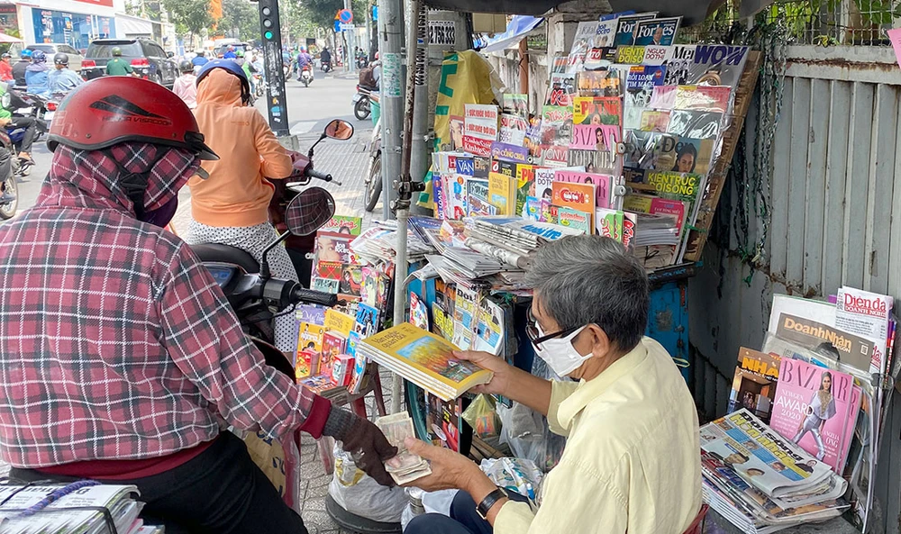 Một quầy bán báo trên đường Lý Chính Thắng, quận 3. Ảnh: CAO THĂNG
