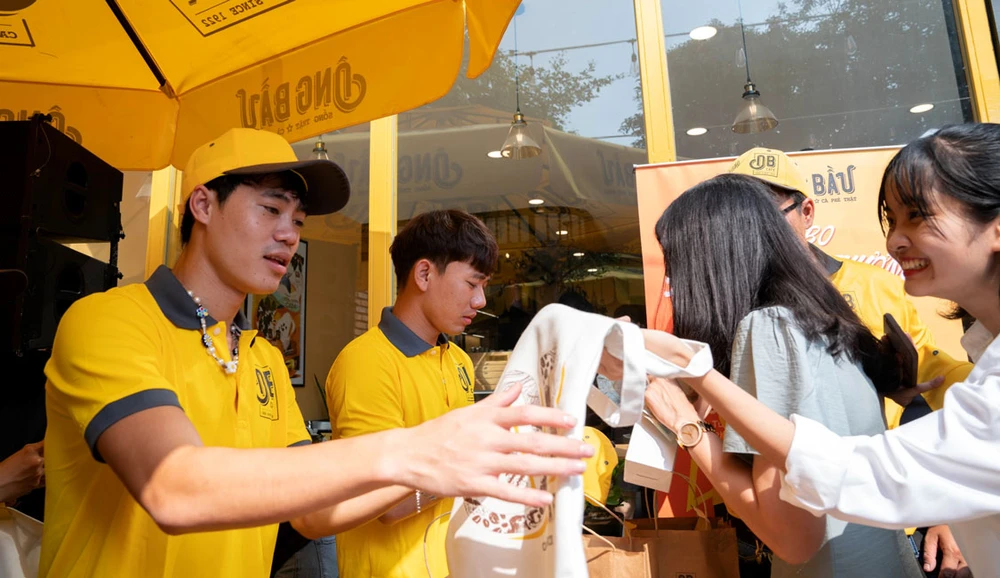 Văn Toàn và Minh Vương bán cà phê gây quỹ ủng hộ đồng bào miền Trung.