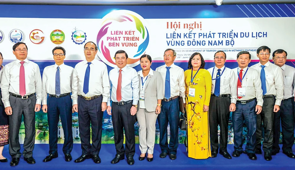 Đại diện lãnh đạo TPHCM và 5 tỉnh vùng Đông Nam bộ xúc tiến kết nối du lịch. Ảnh: ĐÌNH DƯ