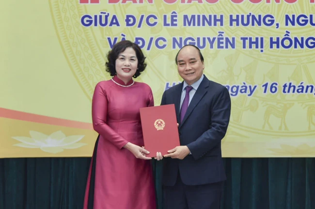 Thủ tướng Nguyễn Xuân Phúc trao Quyết định cho tân Thống đốc NHNN Nguyễn Thị Hồng