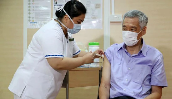 Thủ tướng Lý Hiển Long ngày 8-1-2021 trở thành thành viên đầu tiên của nội các Singapore tiêm vaccine ngừa Covid-19 - Ảnh: MINISTRY OF COMMUNICATIONS AND INFORMATION
