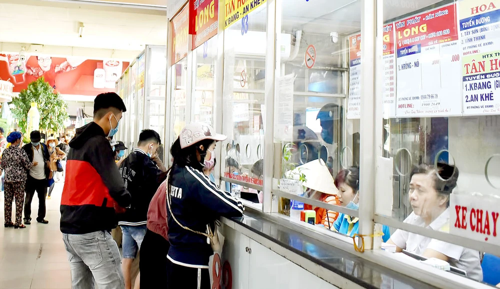 Hành khách mua vé xe đi lại tết tại Bến xe Miền Đông chiều 19-1