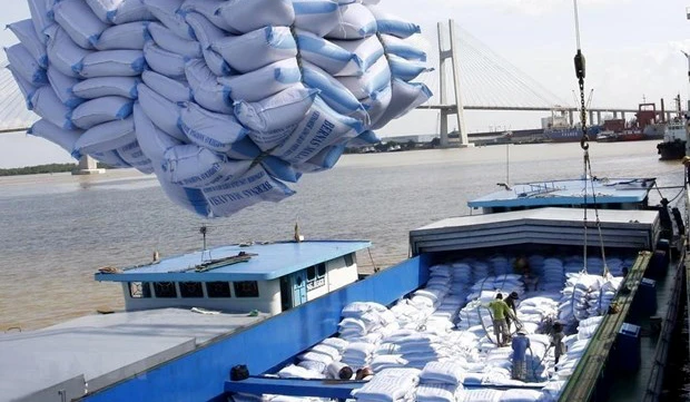 Bốc xếp gạo xuất khẩu tại cảng Sài Gòn.