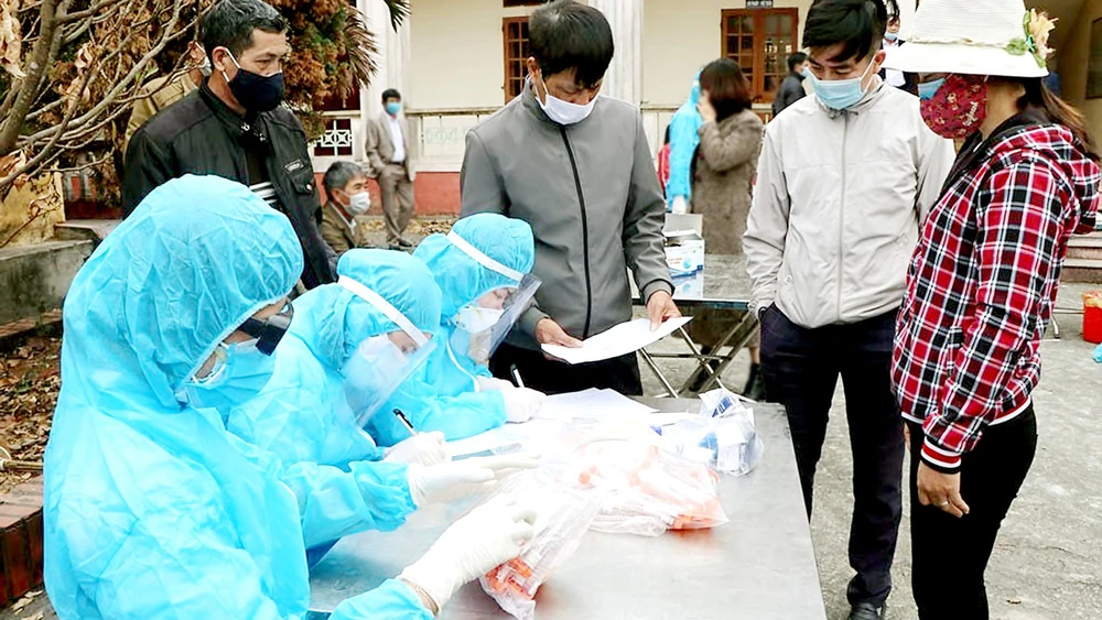 Lấy mẫu xét nghiệm virus SARS-CoV-2 cho người dân xã Hưng Đạo, TP Chí Linh chiều 28-1.