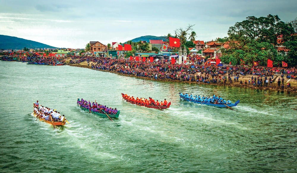 Lễ hội đua thuyền ở Quỳnh Phương, huyện Quỳnh Lưu, tỉnh Nghệ An. Ảnh: MẠNH HÙNG 