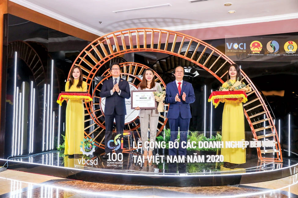 Ông Trần Tam, Chủ tịch HĐQT Phuc Khang Corporation, nhận bằng khen Top 100 doanh nghiệp bền vững Việt Nam 2020.