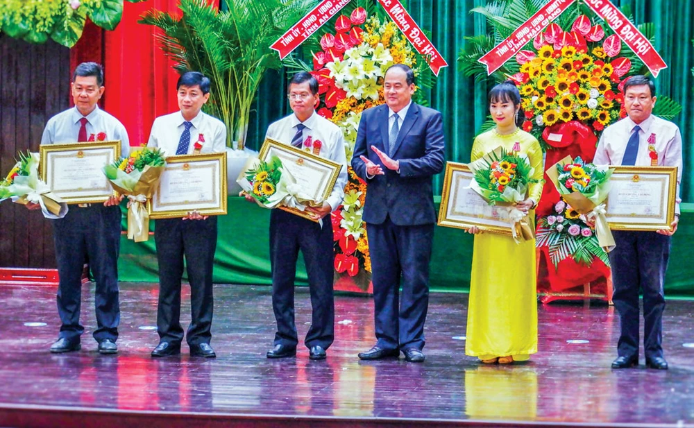 Ông Nguyễn Thanh Bình, Chủ tịch UBND tỉnh An Giang tặng bằng khen cho cá nhân, tập thể xuất sắc trong phong trào thi đua yêu nước của tỉnh. 