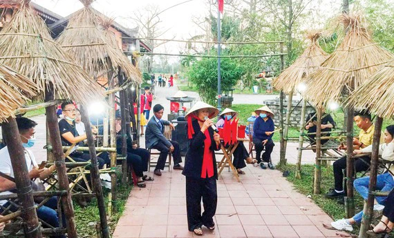 Hội bài chòi đầu xuân Tân Sửu bên di tích cầu ngói Thanh Toàn (Thừa Thiên - Huế). Ảnh: VĂN THẮNG