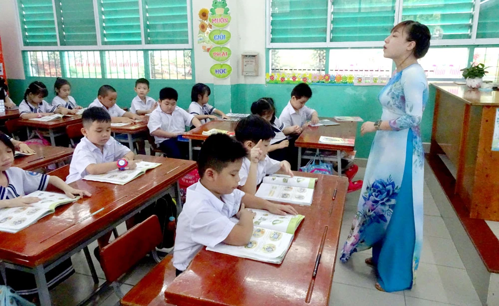 Học sinh lớp 1, Trường Tiểu học Đống Đa (quận Tân Bình) học môn tiếng Việt theo chương trình GDPT 2018