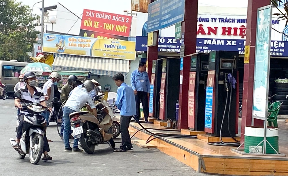 Khách đổ xăng tại cửa hàng xăng dầu ngã 3 đường Kinh Dương Vương - Tên Lửa, quận Bình Tân Ảnh: CAO THĂNG