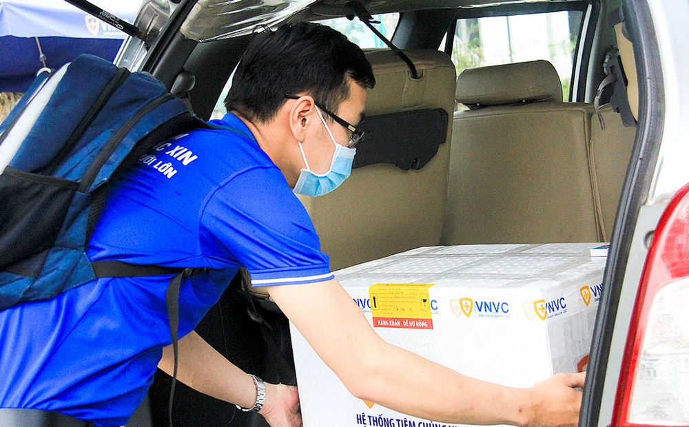 Vận chuyển vaccine Covid-19 đến Trung tâm Kiểm soát bệnh tật TP Đà Nẵng Ảnh: XUÂN QUỲNH