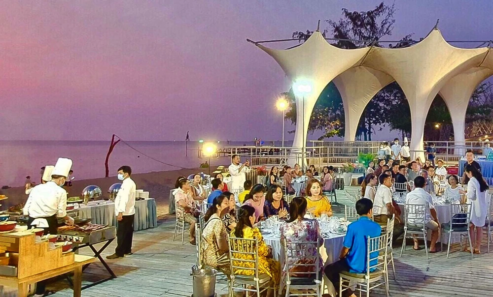 Du khách ăn tối trên bãi biển ở Phú Quốc. Ảnh: CHẾ HÂN