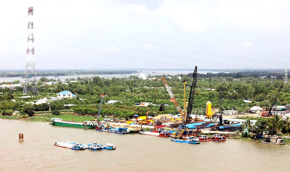 Dự án xây dựng cầu Mỹ Thuận 2 bắc qua sông Tiền, nối 2 tỉnh Tiền Giang và Vĩnh Long được khởi công tháng 3/2020, dự kiến hoàn thành vào năm 2023. 