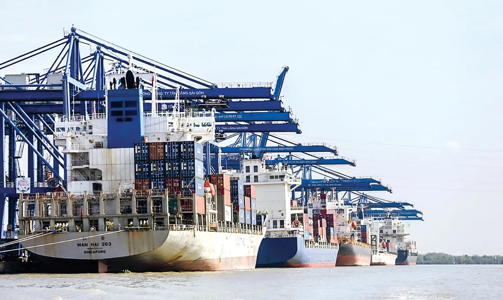 Export is currently the bright point of the economy. Photo: VIET CHUNG