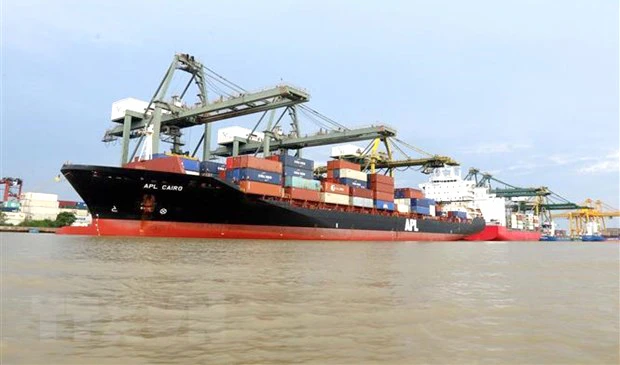 Bốc dỡ hàng hóa tại cảng Cát Lái, TPHCM.