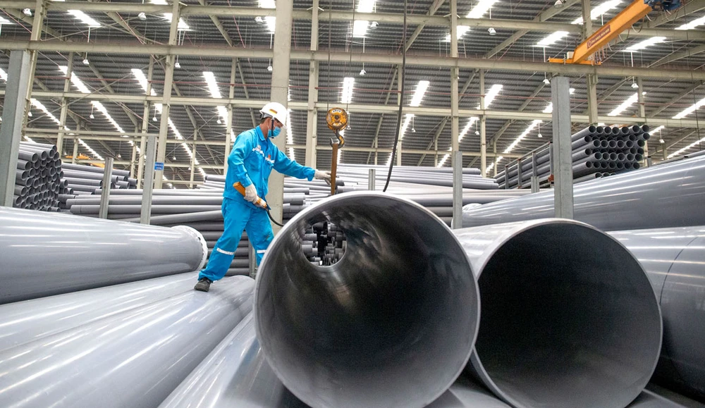 Công ty Nhựa Hoa Sen sản xuất ống nhựa chuyên dùng có đường kính lớn Ảnh: HOÀNG HÙNG